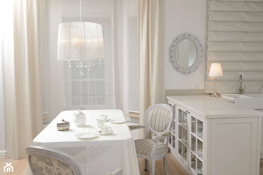 Przytulna klasyka - Mała biała jadalnia w kuchni, styl tradycyjny - zdjęcie od Miśkiewicz Design