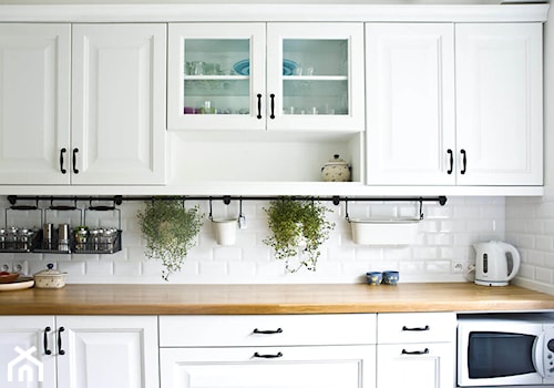 Dom jak z bajki - Średnia biała kuchnia jednorzędowa, styl prowansalski - zdjęcie od Miśkiewicz Design