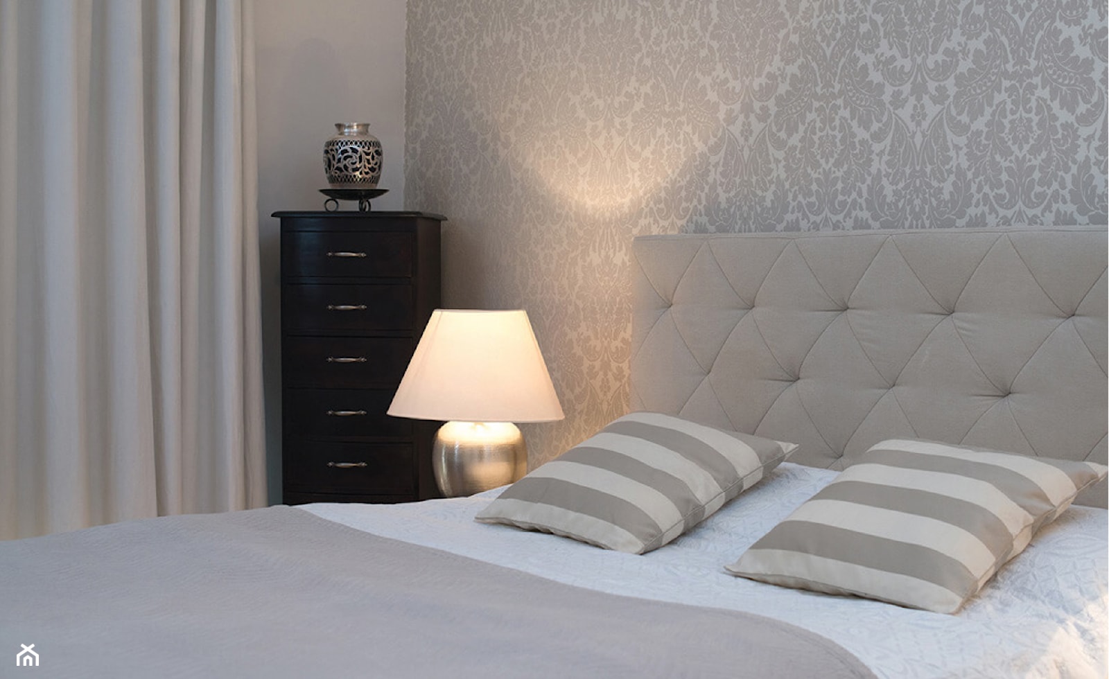 Przytulna klasyka - Mała sypialnia, styl tradycyjny - zdjęcie od Miśkiewicz Design - Homebook