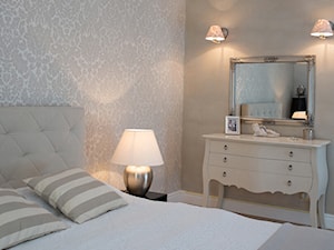 Przytulna klasyka - Mała beżowa sypialnia, styl tradycyjny - zdjęcie od Miśkiewicz Design
