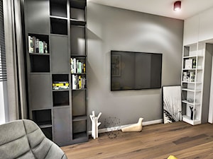 PROJEKT MIESZKANIA - LDZ 2018 - Średnie z sofą białe czarne szare biuro - zdjęcie od BIBI Designe