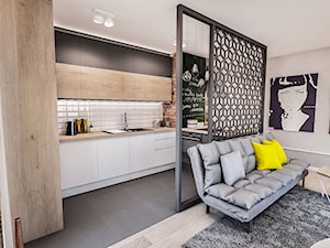 Projekt mieszkania 60 m2 w Gdańsku - Średnia otwarta z salonem biała z zabudowaną lodówką kuchnia w ... - zdjęcie od BIBI