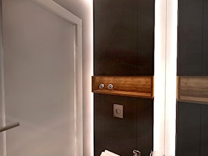 PROJEKT MIESZKANIA W WARSZAWIE 2015 - Mała bez okna z lustrem z punktowym oświetleniem łazienka - zdjęcie od BIBI