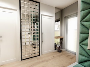 Projekt wnętrza domu pod Sewillą - Średni biały szary hol / przedpokój - zdjęcie od BIBI Designe