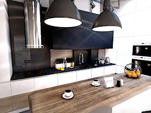 Średnia biała czarna jadalnia w kuchni - zdjęcie od BIBI Designe