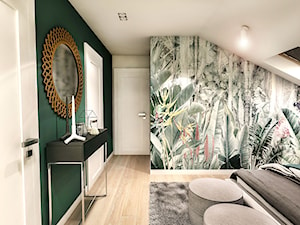 Projekt wnętrza domu pod Sewillą - Średnia biała szara zielona sypialnia na poddaszu, styl nowoczesny - zdjęcie od BIBI Designe