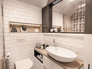 Projekt mieszkania w Łodzi 65 m2 - Mała na poddaszu bez okna z lustrem z punktowym oświetleniem łazi ... - zdjęcie od BIBI