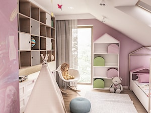 Projekt wnętrza domu pod Sewillą - Średni biały różowy pokój dziecka dla dziecka dla dziewczynki - zdjęcie od BIBI Designe