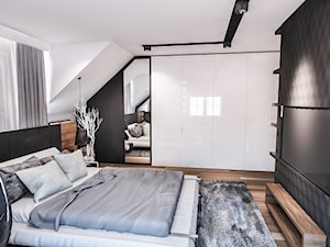PROJEKT SYPIALNI NA PODDASZU - Średnia biała czarna sypialnia na poddaszu, styl nowoczesny - zdjęcie od BIBI