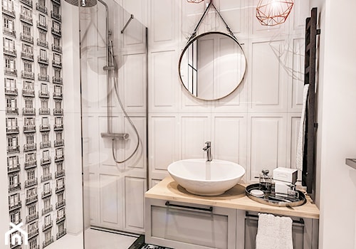 PROJEKT MAŁEJ ŁAZIENKI w Kamienicy - Wawa - Średnia bez okna ze szkłem na ścianie łazienka, styl glamour - zdjęcie od BIBI Designe