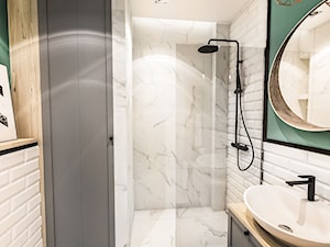 PROJEKT MAŁEJ ŁAZIENKI w Kamienicy - Wawa - Mała bez okna z lustrem z marmurową podłogą z punktowym oświetleniem łazienka, styl skandynawski - zdjęcie od BIBI Designe