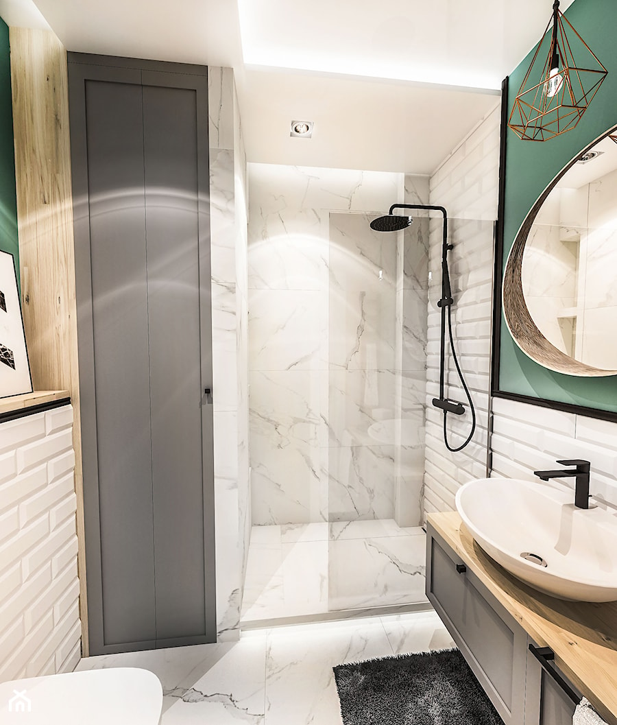 PROJEKT MAŁEJ ŁAZIENKI w Kamienicy - Wawa - Mała bez okna z lustrem z marmurową podłogą z punktowym oświetleniem łazienka, styl skandynawski - zdjęcie od BIBI Designe