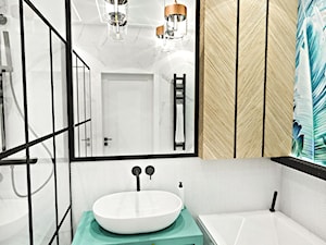 PROJEKT ŁAZIENKI - 6m2 - Średnia bez okna z lustrem ze szkłem na ścianie z punktowym oświetleniem łazienka, styl glamour - zdjęcie od BIBI