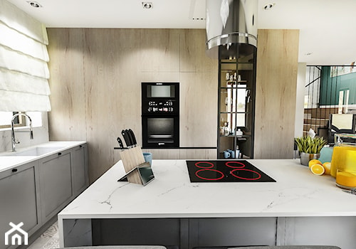 Projekt wnętrza domu pod Sewillą - Duża z salonem biała z zabudowaną lodówką z podblatowym zlewozmywakiem kuchnia w kształcie litery u z wyspą lub półwyspem z oknem - zdjęcie od BIBI Designe