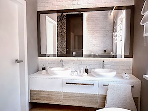Łazienka w apartamencie w górach 2015 - Średnia z lustrem z dwoma umywalkami ze szkłem na ścianie ła ... - zdjęcie od BIBI