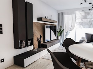 Projekt mieszkania - Austria 2017 - Mały biały salon z jadalnią - zdjęcie od BIBI Designe