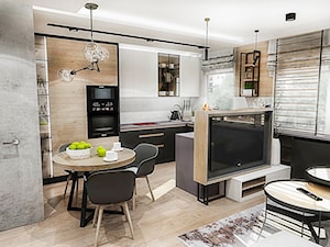 Projekt mieszkania - Gdańsk 2019 r. - Mała otwarta z salonem z zabudowaną lodówką kuchnia w kształci ... - zdjęcie od BIBI