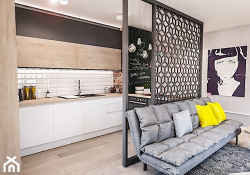 Projekt mieszkania 60 m2 w Gdańsku - Średnia otwarta z salonem biała czarna z zabudowaną lodówką z nablatowym zlewozmywakiem kuchnia w kształcie litery l - zdjęcie od BIBI Designe