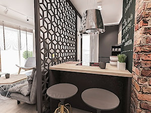 Projekt mieszkania 60 m2 w Gdańsku - Z salonem czarna z zabudowaną lodówką kuchnia - zdjęcie od BIBI