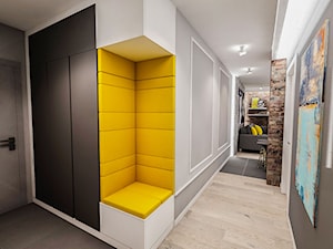 Projekt mieszkania 60 m2 w Gdańsku - Duży biały szary hol / przedpokój - zdjęcie od BIBI Designe