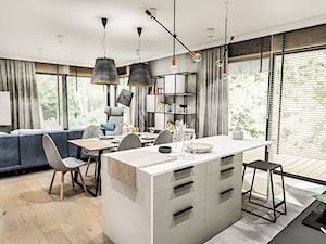 Projekt domu pod Nowym Sączem - Mały szary salon z kuchnią z jadalnią - zdjęcie od BIBI Designe