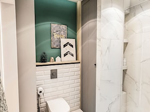PROJEKT MAŁEJ ŁAZIENKI w Kamienicy - Wawa - Mała z marmurową podłogą z punktowym oświetleniem łazienka, styl skandynawski - zdjęcie od BIBI Designe