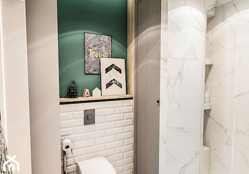 PROJEKT MAŁEJ ŁAZIENKI w Kamienicy - Wawa - Mała z marmurową podłogą z punktowym oświetleniem łazienka, styl skandynawski - zdjęcie od BIBI Designe