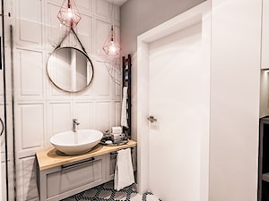 PROJEKT MAŁEJ ŁAZIENKI w Kamienicy - Wawa - Średnia bez okna łazienka, styl glamour - zdjęcie od BIBI Designe