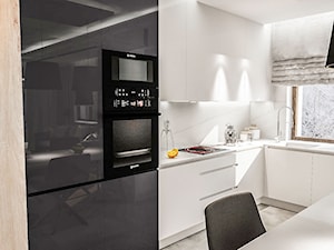 Projekt mieszkania W Warszawie 80 m2 - Średnia otwarta z salonem z kamiennym blatem biała z zabudowa ... - zdjęcie od BIBI
