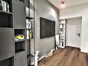 PROJEKT MIESZKANIA - LDZ 2018 - Średnie w osobnym pomieszczeniu białe szare biuro - zdjęcie od BIBI Designe