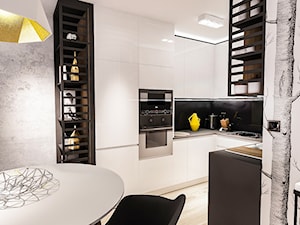 Projekt mieszkania - Austria 2017 - Mała z salonem biała czarna z zabudowaną lodówką kuchnia w kształcie litery u - zdjęcie od BIBI Designe
