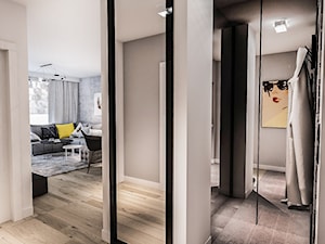 Projekt mieszkania - Austria 2017 - Średni z wieszakiem szary hol / przedpokój - zdjęcie od BIBI Designe