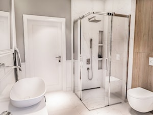 PROJEKT WNĘTRZ DOMU POD WARSZAWĄ 2018 - Średnia bez okna z lustrem z marmurową podłogą łazienka - zdjęcie od BIBI Designe