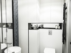 PROJEKT MIESZKANIA - LDZ 2018 - Średnia z lustrem z punktowym oświetleniem łazienka - zdjęcie od BIBI
