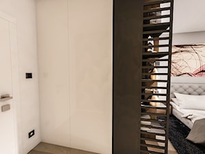 Projekt mieszkania - Austria 2017 - Mała otwarta garderoba przy sypialni - zdjęcie od BIBI