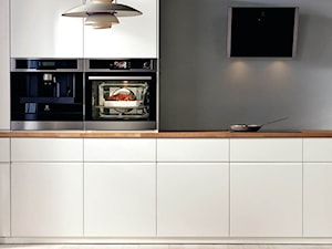 Kuchnia - Mała zamknięta czarna z zabudowaną lodówką kuchnia jednorzędowa, styl skandynawski - zdjęcie od Electrolux