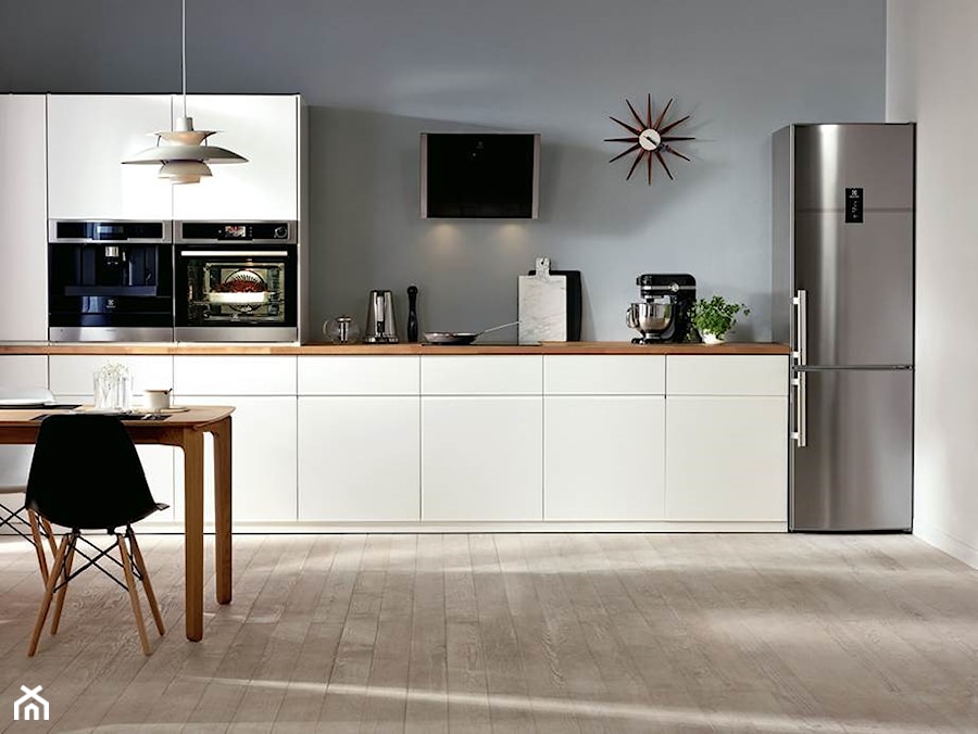 Kuchnia - Średnia zamknięta szara z zabudowaną lodówką z lodówką wolnostojącą kuchnia jednorzędowa, styl skandynawski - zdjęcie od Electrolux