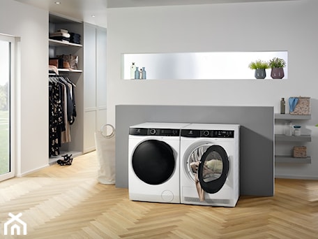 Aranżacje wnętrz - Garderoba: Electrolux PerfectCare - Garderoba, styl minimalistyczny - Electrolux. Przeglądaj, dodawaj i zapisuj najlepsze zdjęcia, pomysły i inspiracje designerskie. W bazie mamy już prawie milion fotografii!