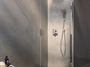 Łazienka z kabiną prysznicową walk in i betonem na ścianie - zdjęcie od Roca
