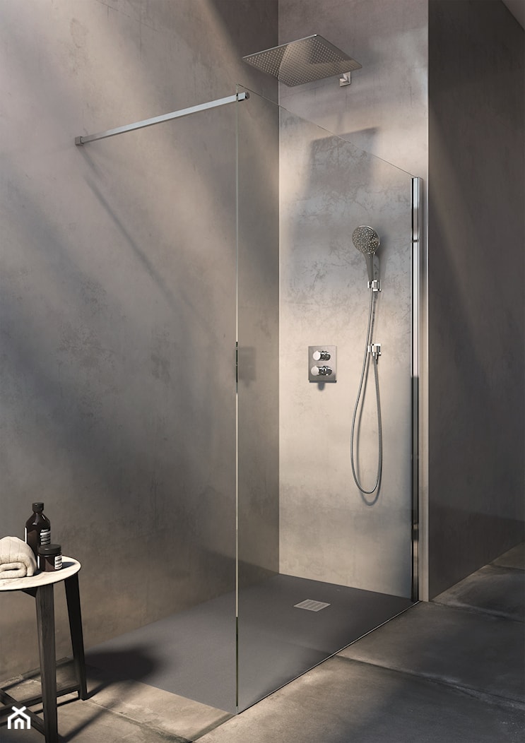 Łazienka z kabiną prysznicową walk in i betonem na ścianie - zdjęcie od Roca - Homebook