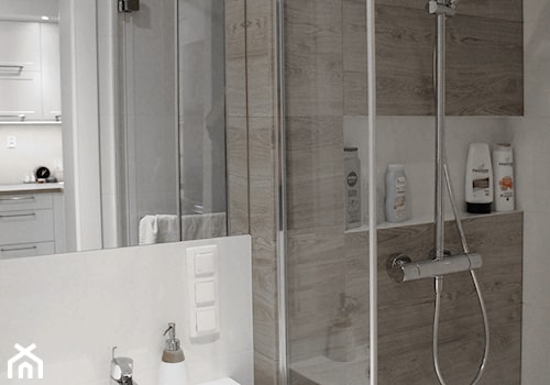 Realizacja łazienek wykończonych drewnopodobnymi płytkami - Mała bez okna łazienka, styl skandynawski - zdjęcie od Stojak Studio