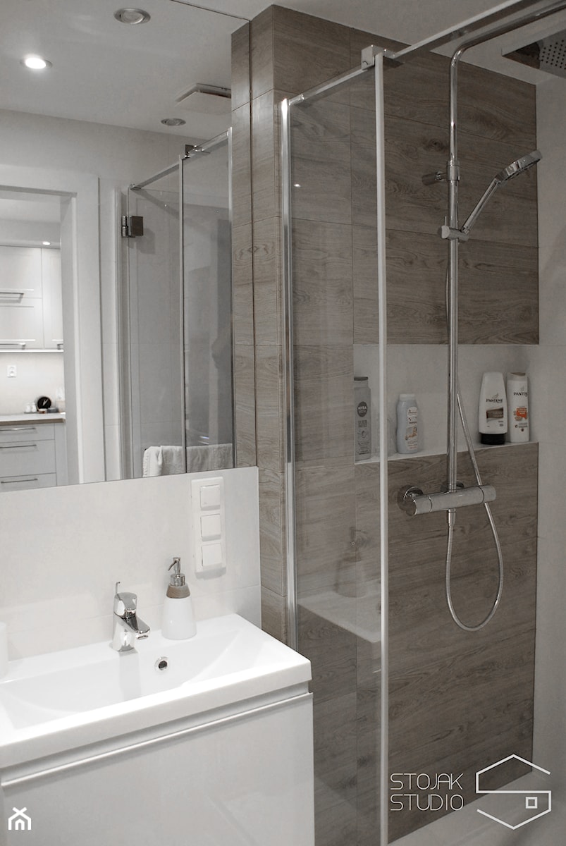 Realizacja łazienek wykończonych drewnopodobnymi płytkami - Mała bez okna łazienka, styl skandynawski - zdjęcie od Stojak Studio