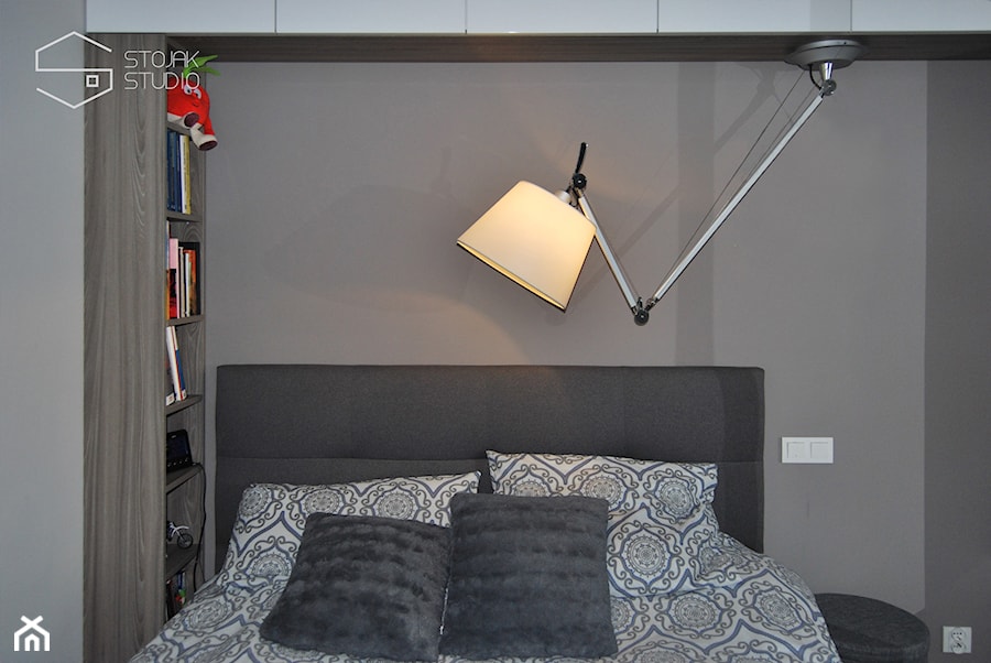 Kawalerka - Chojny Park - Mała szara sypialnia, styl nowoczesny - zdjęcie od Stojak Studio
