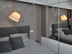 Kawalerka - Chojny Park - Średnia szara sypialnia, styl nowoczesny - zdjęcie od Stojak Studio