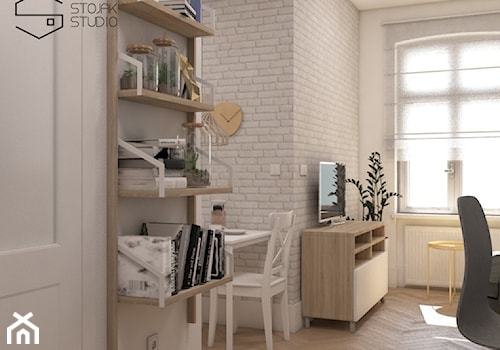 Niewielkie mieszkania na wynajem - Mały biały salon z bibiloteczką, styl skandynawski - zdjęcie od Stojak Studio
