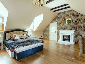 Pokoje - Duża beżowa sypialnia na poddaszu, styl tradycyjny - zdjęcie od Michał Marciniak