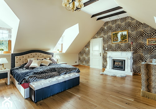 Pokoje - Duża beżowa sypialnia na poddaszu, styl tradycyjny - zdjęcie od Michał Marciniak