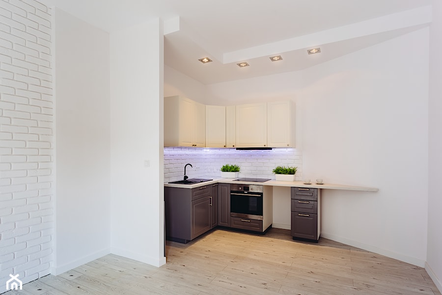 Kuchnia - Mała otwarta z salonem biała z zabudowaną lodówką kuchnia w kształcie litery l, styl minimalistyczny - zdjęcie od Michał Marciniak