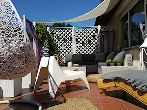 Mój wymarzony taras pod chmurką - Średni z meblami ogrodowymi z fotelem wiszącym taras z tyłu domu, styl nowoczesny - zdjęcie od Marzena Turkot