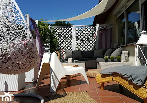 Mój wymarzony taras pod chmurką - Średni z meblami ogrodowymi z fotelem wiszącym taras z tyłu domu, styl nowoczesny - zdjęcie od Marzena Turkot
